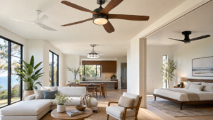 Varios ventiladores de techo modernos con luz, aspas de madera y diseños retráctiles instalados en una vivienda luminosa