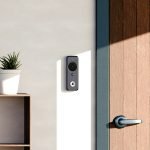 Imagen combinada de cámara de seguridad, cerradura inteligente y timbre con vídeo, disponibles en Amazon España.