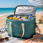 Bolsa térmica con bebidas y comida fría preparada para pasar un día en la playa