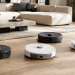 Robot aspirador inteligente limpiando un suelo de madera junto a su base de autovaciado