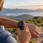 Smartwatch deportivo con GPS utilizado durante un entrenamiento al aire libre