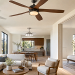Varios ventiladores de techo modernos con luz, aspas de madera y diseños retráctiles instalados en una vivienda luminosa